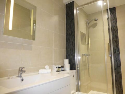 Standard Twin Room | Bathroom | Free toiletries, hair dryer, towels
