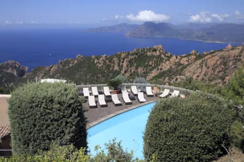 Seasonal outdoor pool, pool umbrellas, sun loungers