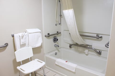 Combined shower/tub, hair dryer, towels