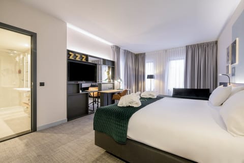 Standard Room, 1 King Bed (Mid Floor) | Minibar, in-room safe, desk, laptop workspace