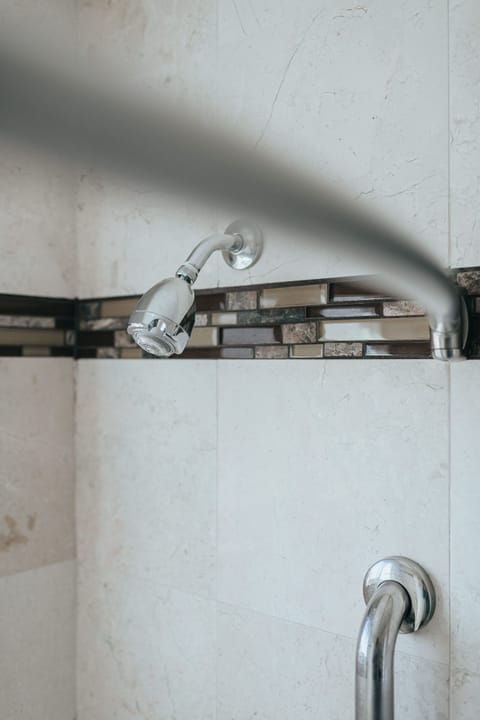 Deluxe Suite, 2 Queen Beds, Non Smoking, Pets Not Allowed (Upstairs) | Bathroom | Shower, free toiletries, hair dryer, towels