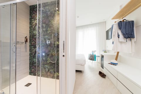 Deluxe Double Room | Bathroom | Shower, hair dryer, towels