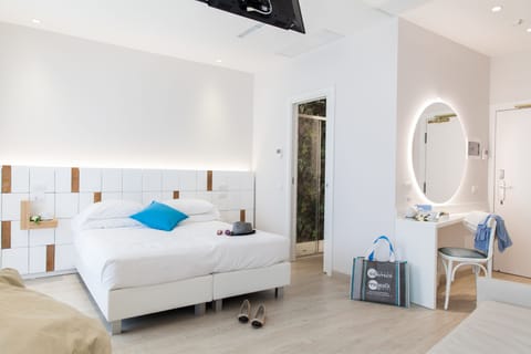 Premium bedding, minibar, in-room safe, desk