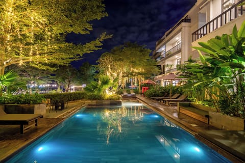 Outdoor pool, sun loungers