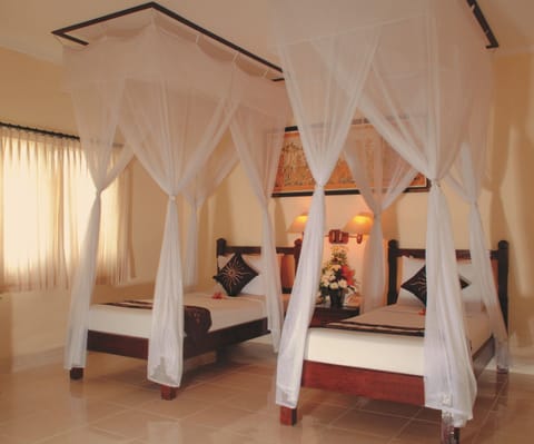 Cottage | Minibar, in-room safe, desk, free cribs/infant beds