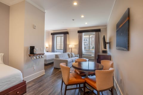 Custom King Full | In-room safe, desk, blackout drapes, iron/ironing board