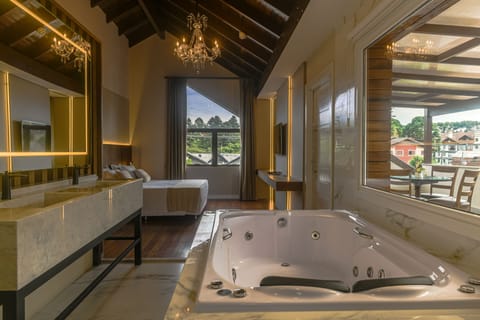 Suite (Master) | Pillowtop beds, minibar, in-room safe, desk