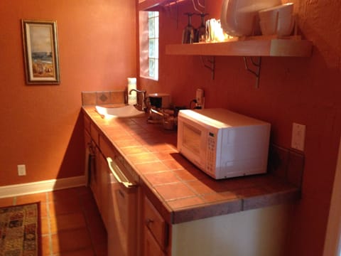 The Cottage Suite, Accessible | Private kitchenette