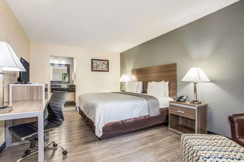 Premium bedding, desk, laptop workspace, iron/ironing board (on request)
