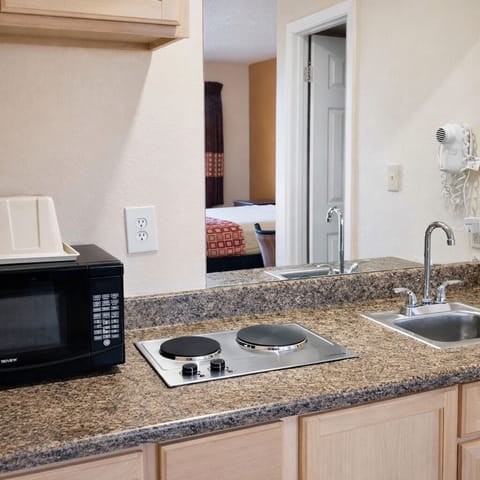 Standard Room, 1 King Bed, Non Smoking, Kitchenette | Private kitchenette | Mini-fridge, microwave