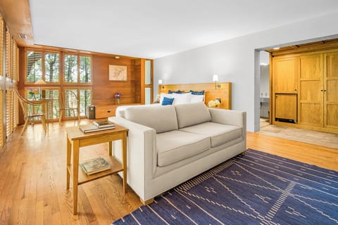 Grand Room, 1 Queen Bed | In-room safe, individually decorated, individually furnished, desk