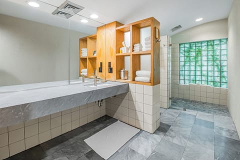 Room, 1 Queen Bed | Bathroom | Deep soaking tub, free toiletries, hair dryer, towels