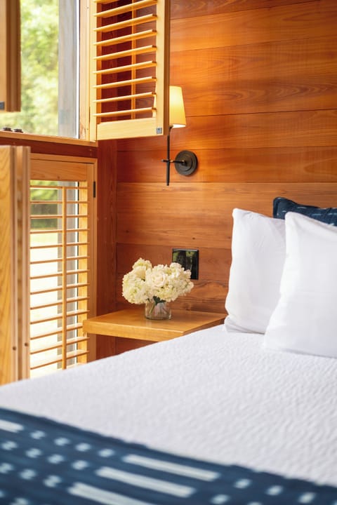 Room, 1 King Bed | In-room safe, individually decorated, individually furnished, desk