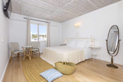 Blackout drapes, cribs (surcharge), WiFi (free), bed sheets