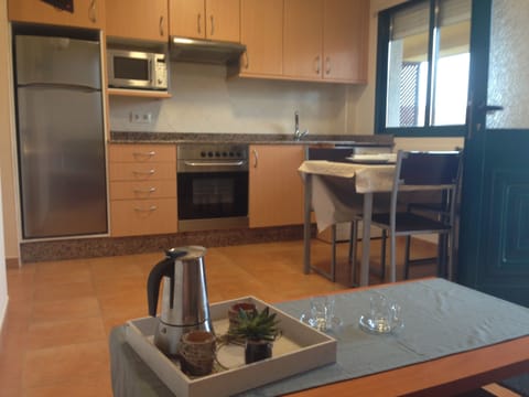 Full-size fridge, microwave, oven, stovetop