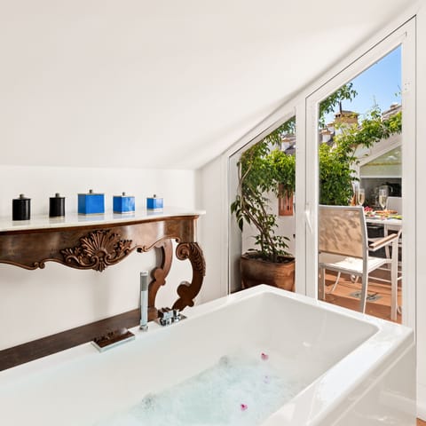 Deluxe Room, Balcony | Bathroom | Free toiletries, hair dryer, bathrobes, slippers