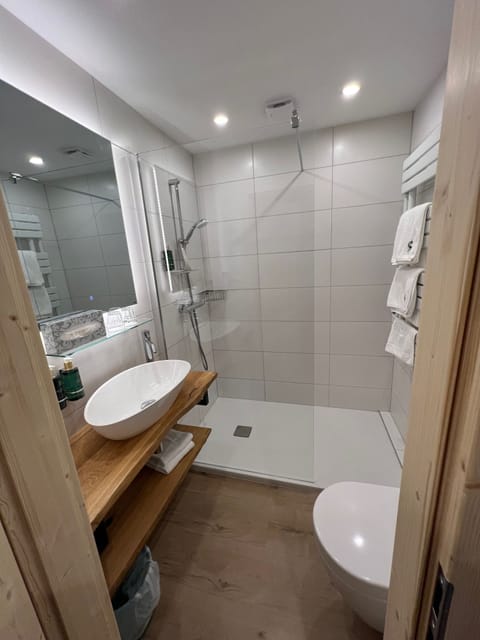 Double Room, 1 Bedroom, Balcony, Mountain View | Bathroom | Free toiletries, hair dryer, towels, soap