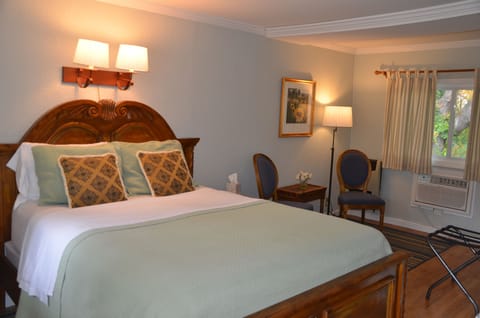 Finch's Cup | Desk, iron/ironing board, free WiFi, bed sheets