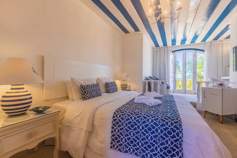 Super Deluxe Room | Minibar, in-room safe, blackout drapes, free WiFi