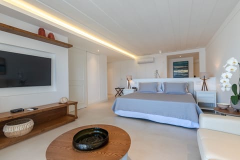 Premium Room | Minibar, in-room safe, blackout drapes, free WiFi