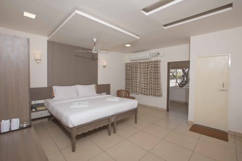 Executive Double Room, 1 King Bed, Balcony | Egyptian cotton sheets, premium bedding, memory foam beds, desk