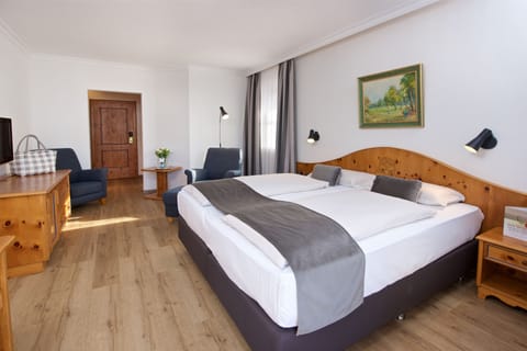 Classic Double Room | Hypo-allergenic bedding, minibar, in-room safe, desk