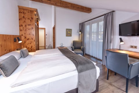 Classic Double Room | Hypo-allergenic bedding, minibar, in-room safe, desk