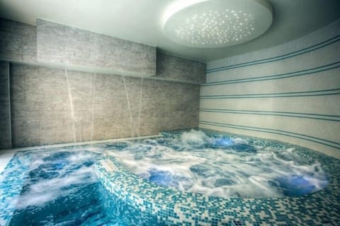 Indoor spa tub