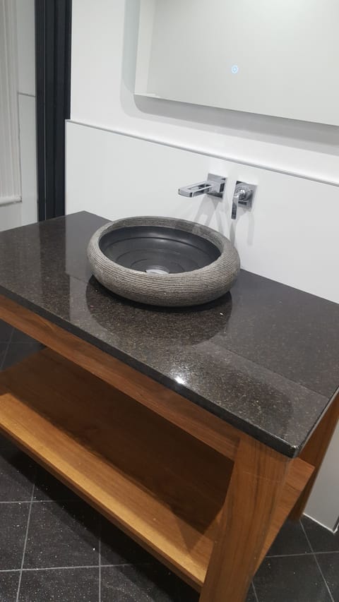 Deluxe Suite, 1 Bedroom | Bathroom | Shower, free toiletries, hair dryer, towels