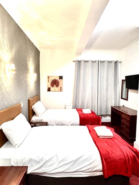 Standard Twin Room, 2 Twin Beds, Non Smoking, Ensuite | Desk, free WiFi, bed sheets