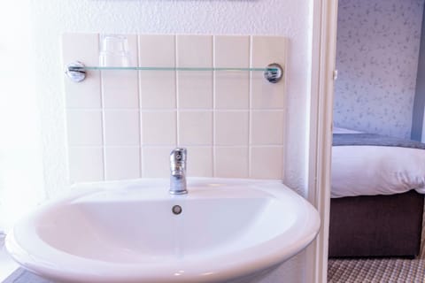 Single Room | Iron/ironing board, free WiFi, bed sheets