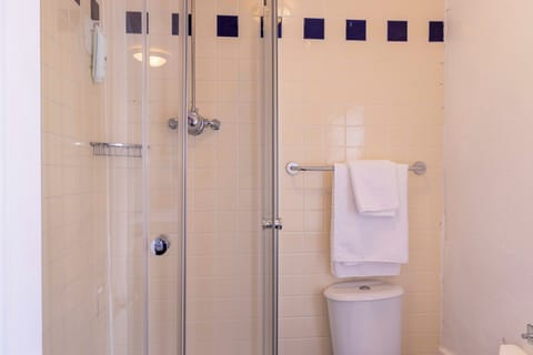 Single Room | Bathroom | Hair dryer, towels, soap, shampoo