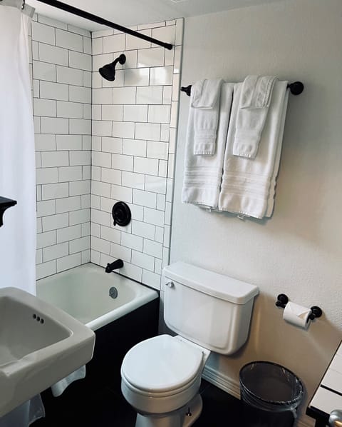 Queen Bedroom | Bathroom | Combined shower/tub, hair dryer, towels, soap