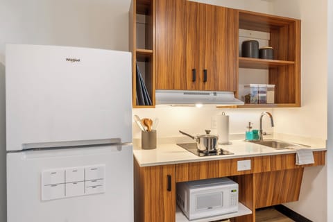 Full-size fridge, microwave, stovetop, coffee/tea maker