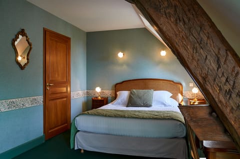 Premium bedding, in-room safe, desk, blackout drapes