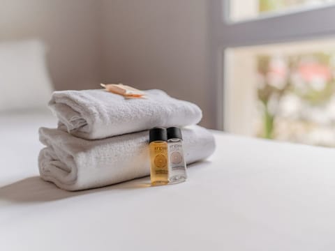 Apartment, 1 Bedroom | Desk, blackout drapes, soundproofing, free cribs/infant beds