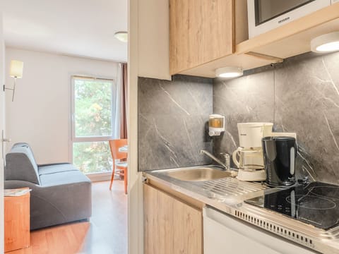 Apartment, 1 Bedroom | Private kitchenette | Fridge, microwave, electric kettle, cookware/dishes/utensils