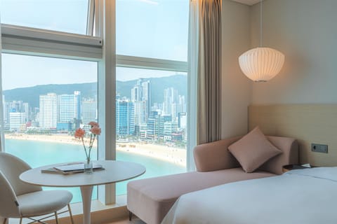 Suite, 1 Double Bed | Premium bedding, pillowtop beds, in-room safe, desk