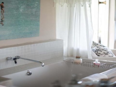 Comfort Room (05) | Bathroom | Bathrobes, towels