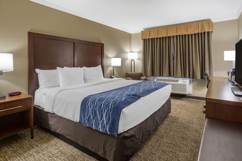 Deluxe Room, 1 King Bed, Non Smoking | Pillowtop beds, in-room safe, desk, laptop workspace