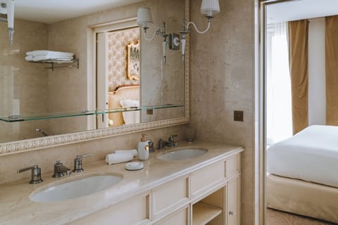 Shower, rainfall showerhead, free toiletries, hair dryer