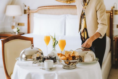 Junior Suite Parisienne | Minibar, in-room safe, individually decorated, individually furnished