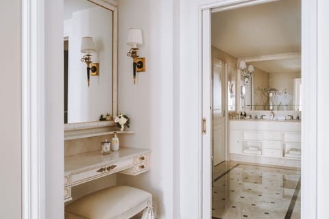 Shower, rainfall showerhead, free toiletries, hair dryer