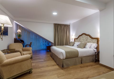 Deluxe Suite (La Primera) | In-room safe, desk, blackout drapes, soundproofing