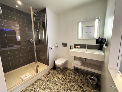 Premium bedding, in-room safe, desk, blackout drapes