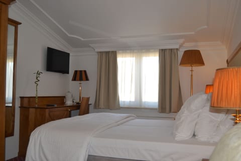 Superior Room | Minibar, in-room safe, desk, free cribs/infant beds