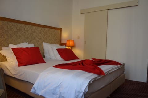 Deluxe Room | Minibar, in-room safe, desk, free cribs/infant beds