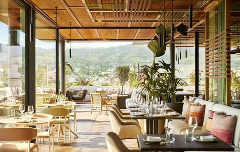 2 restaurants; breakfast, lunch, dinner, and brunch served