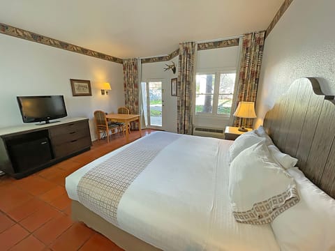 Executive Room, 1 King Bed | Desk, iron/ironing board, free cribs/infant beds, rollaway beds