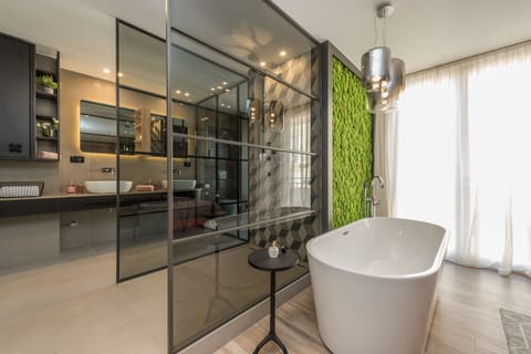 Deluxe Double Room, Bathtub | Bathroom | Shower, free toiletries, hair dryer, slippers